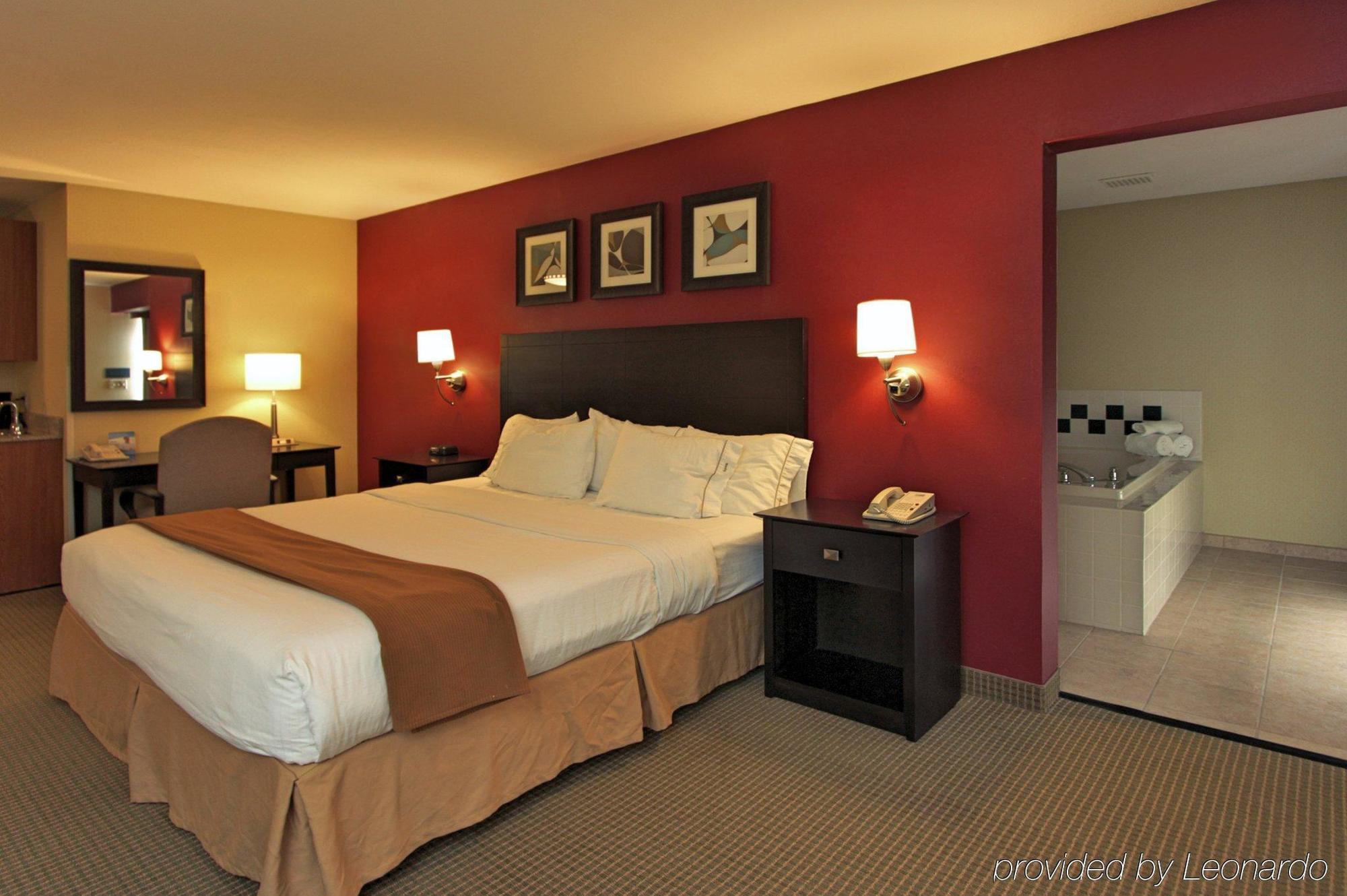 Holiday Inn Express Hotel & Suites Defiance By Ihg Exterior photo